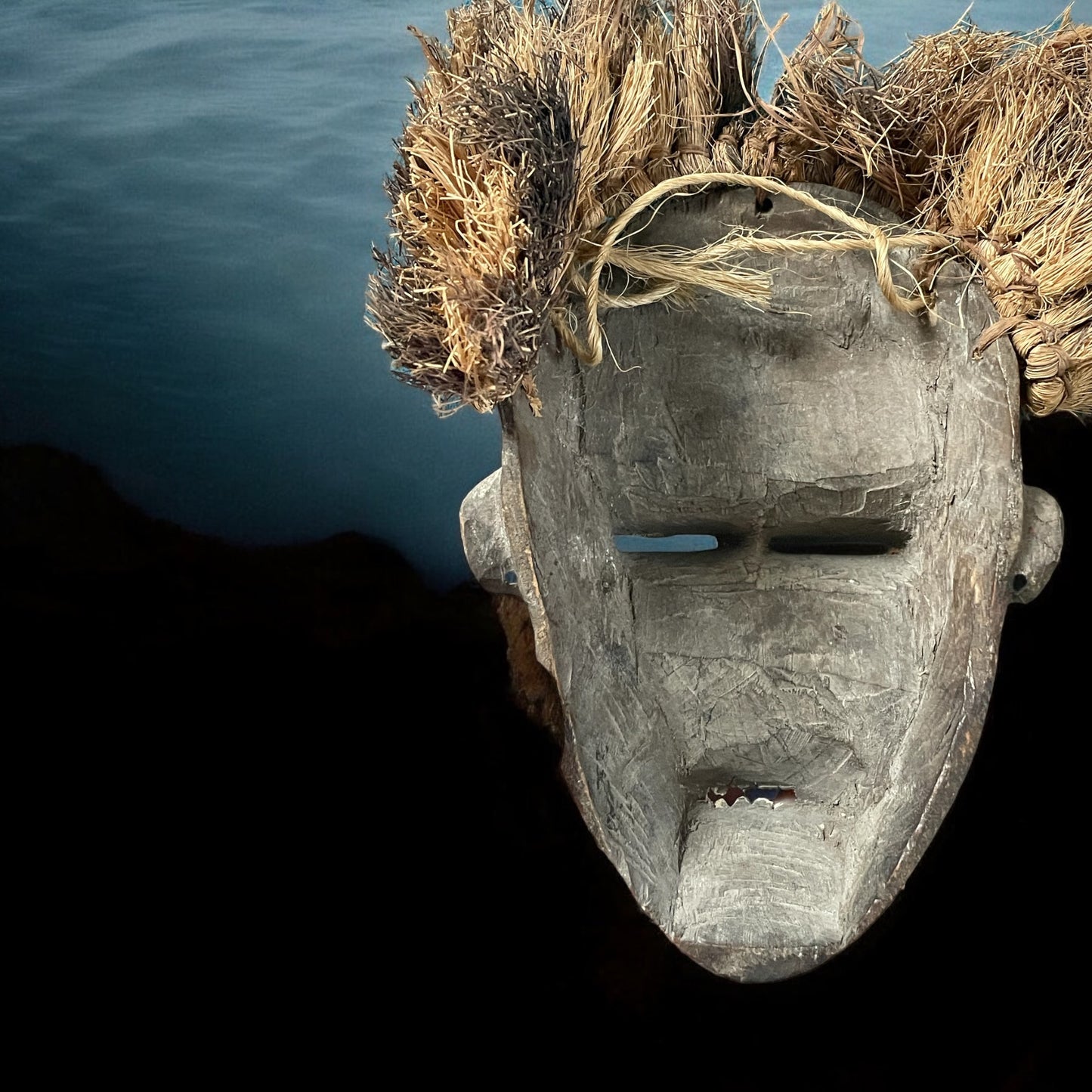 Maschera africana rituale in legno e fibre intrecciate