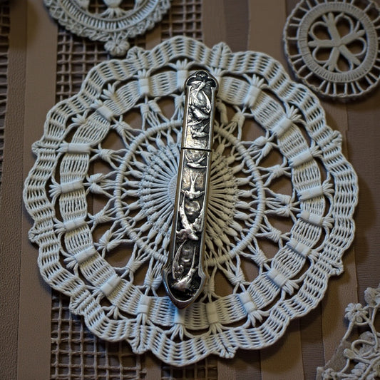 Porta aghi in argento punzonato con rondini, Art Nouveau, fine ‘800 con bodkin in argento e piccolo poinçon