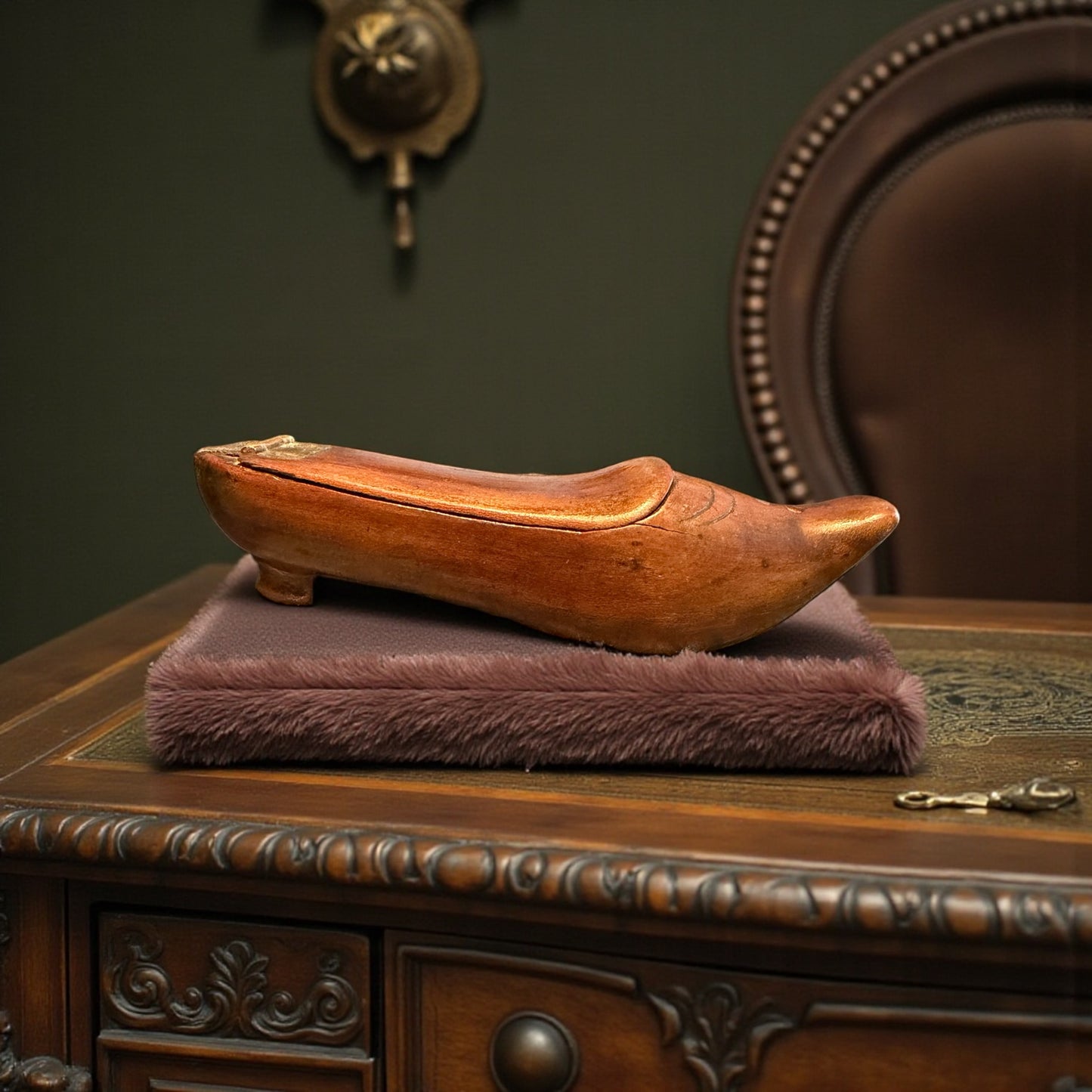 Antica tabacchiera da appoggio ottocentesca a guisa di klompt, zoccolo olandese