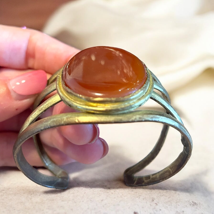 Bracciale con grande cabochon di corniola, boho, anni ‘60