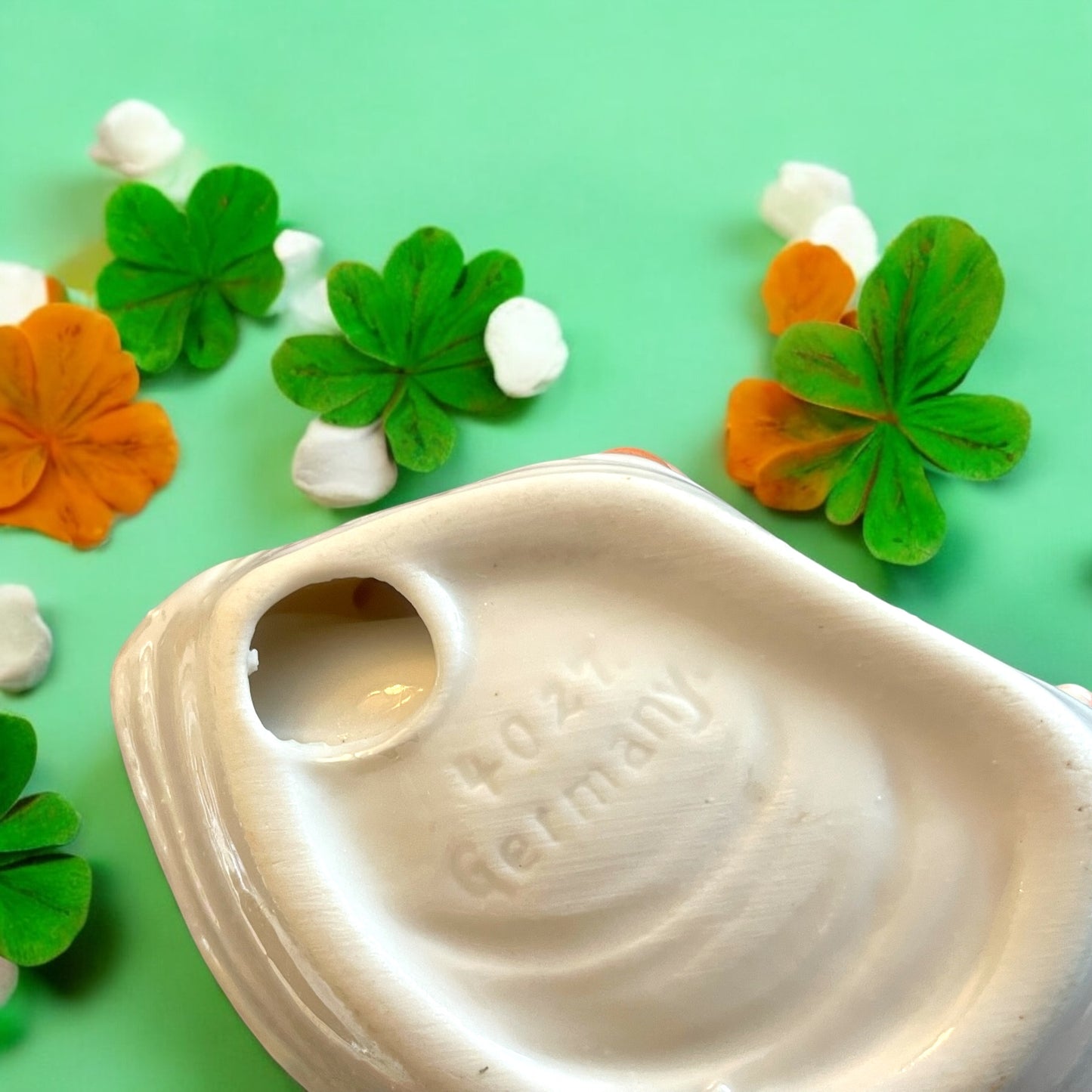 Piccola porcellana Art Déco, anni 20 30, bagnante su conchiglia in ceramica