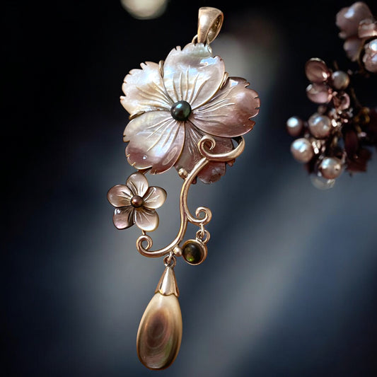 Pendente in argento e madreperla ispirato allo stile Liberty