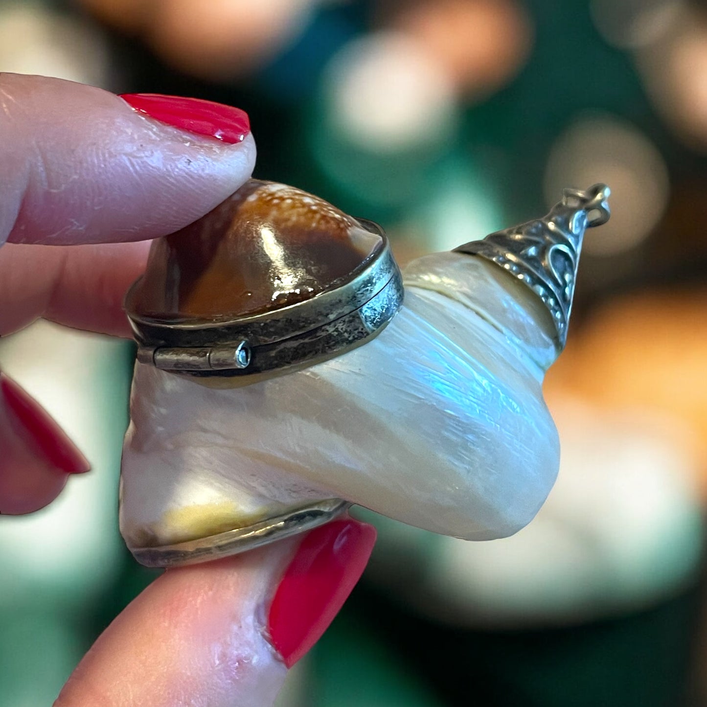 Pendente asiatico in vere conchiglie con vano segreto porta veleno