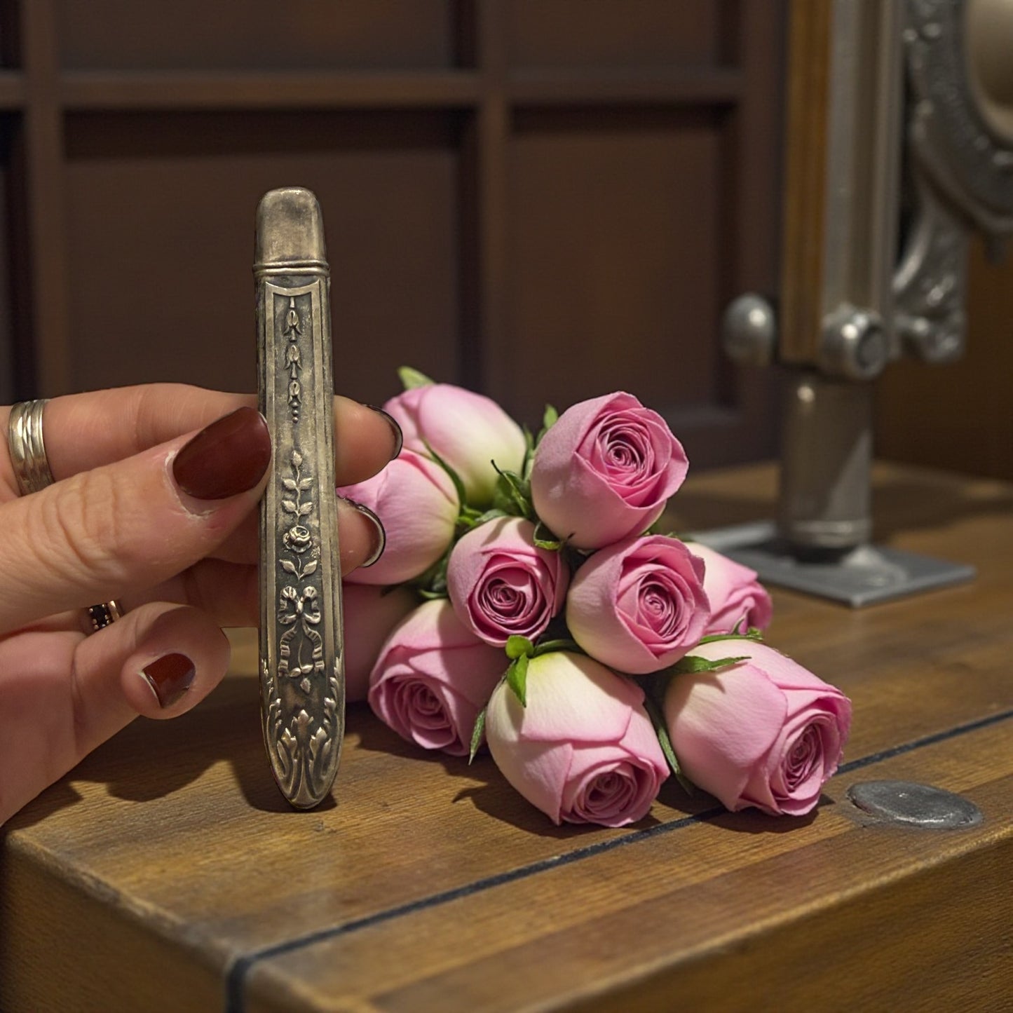 Antico porta aghi francese in argento fine ‘800 con decorazioni floreali