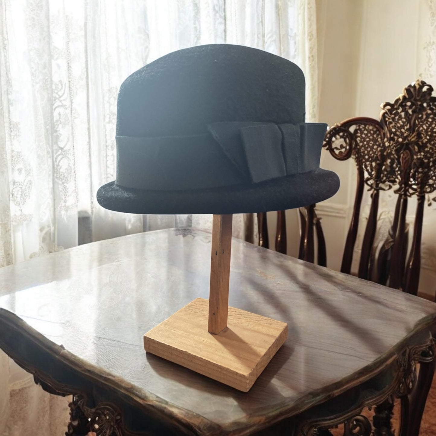 Cappello anni ‘40 da donna con relativo porta cappello da modisteria