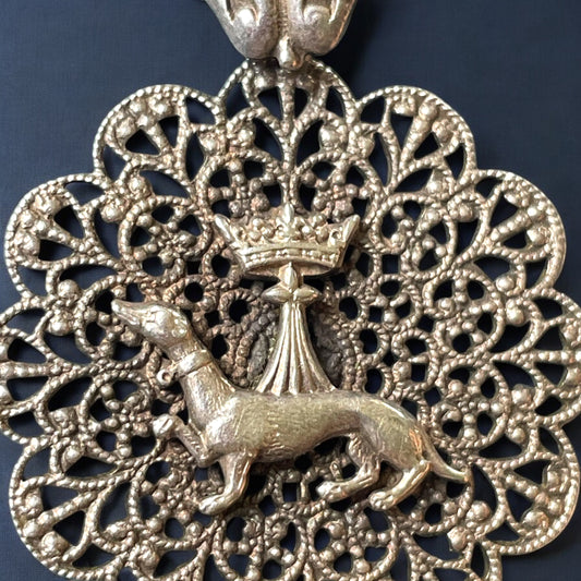 Antico ciondolo filigrana d’argento con simbolo araldico ermellino coronato e valva