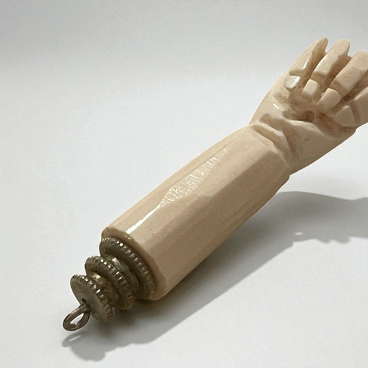 Mano figa amuleto apotropaico intagliato in conchiglia, primo ‘900