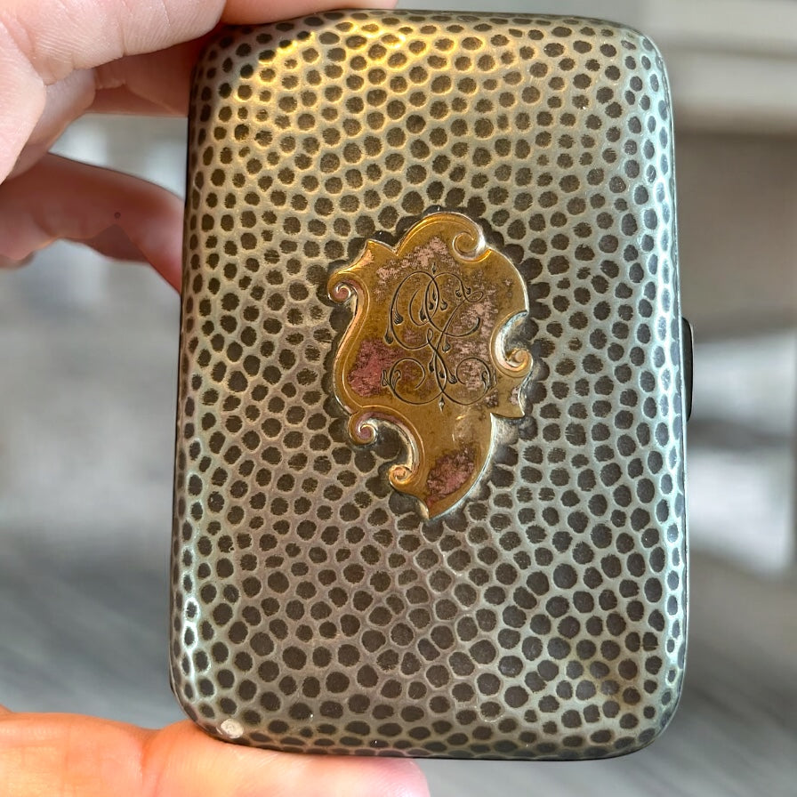 Porta sigarette argentato con monogramma anni 40, con quattro bottoni smaltati primo novecento