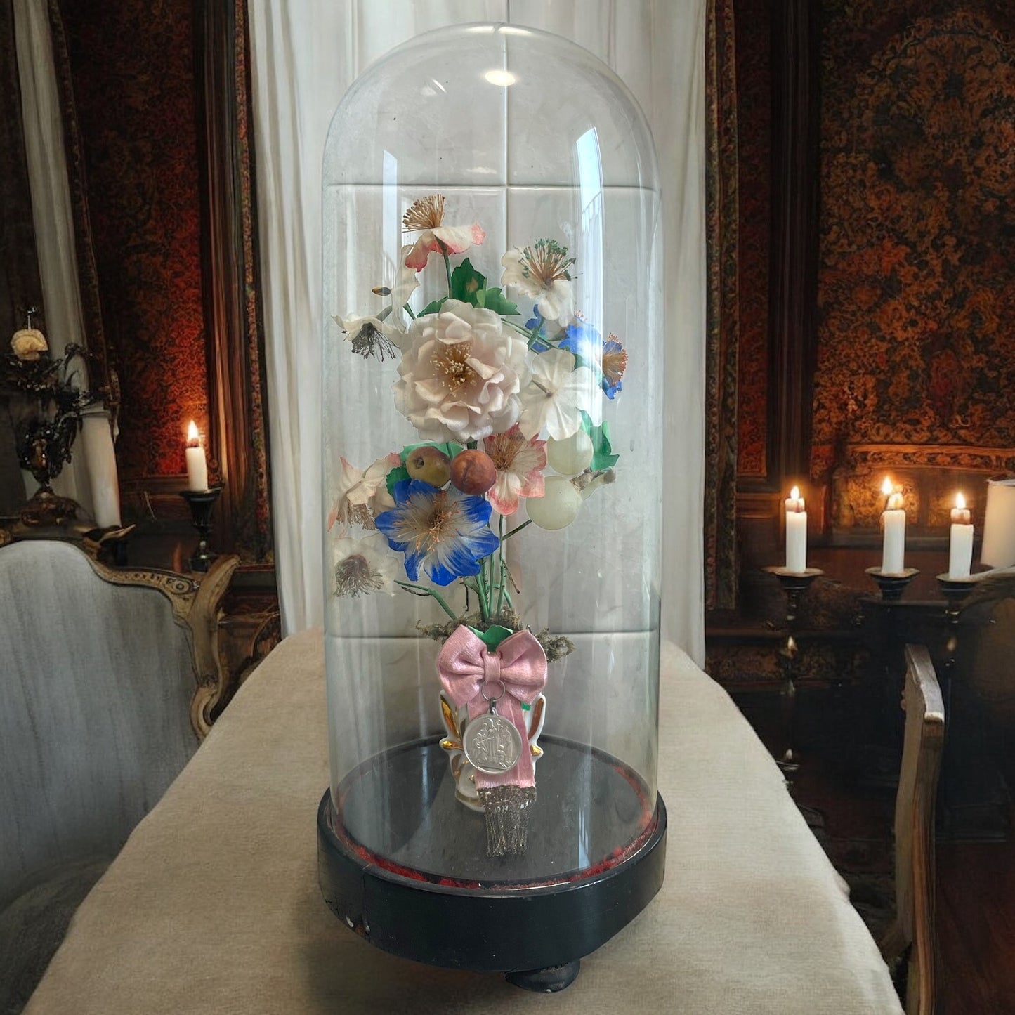 Antica campana in vetro ad memoriam con decorazioni