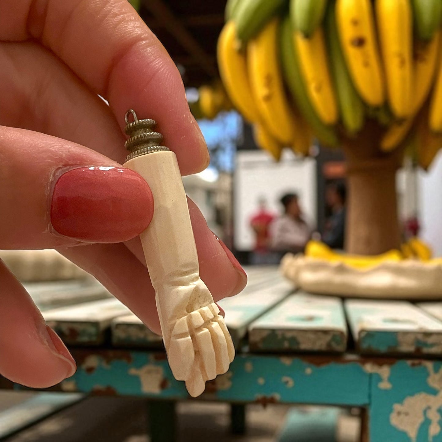 Mano figa amuleto apotropaico intagliato in conchiglia, primo ‘900