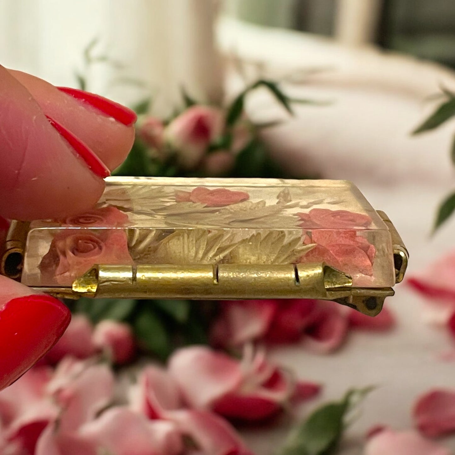 Spilla in lucite anni ‘50 con composizione floreale tridimensionale