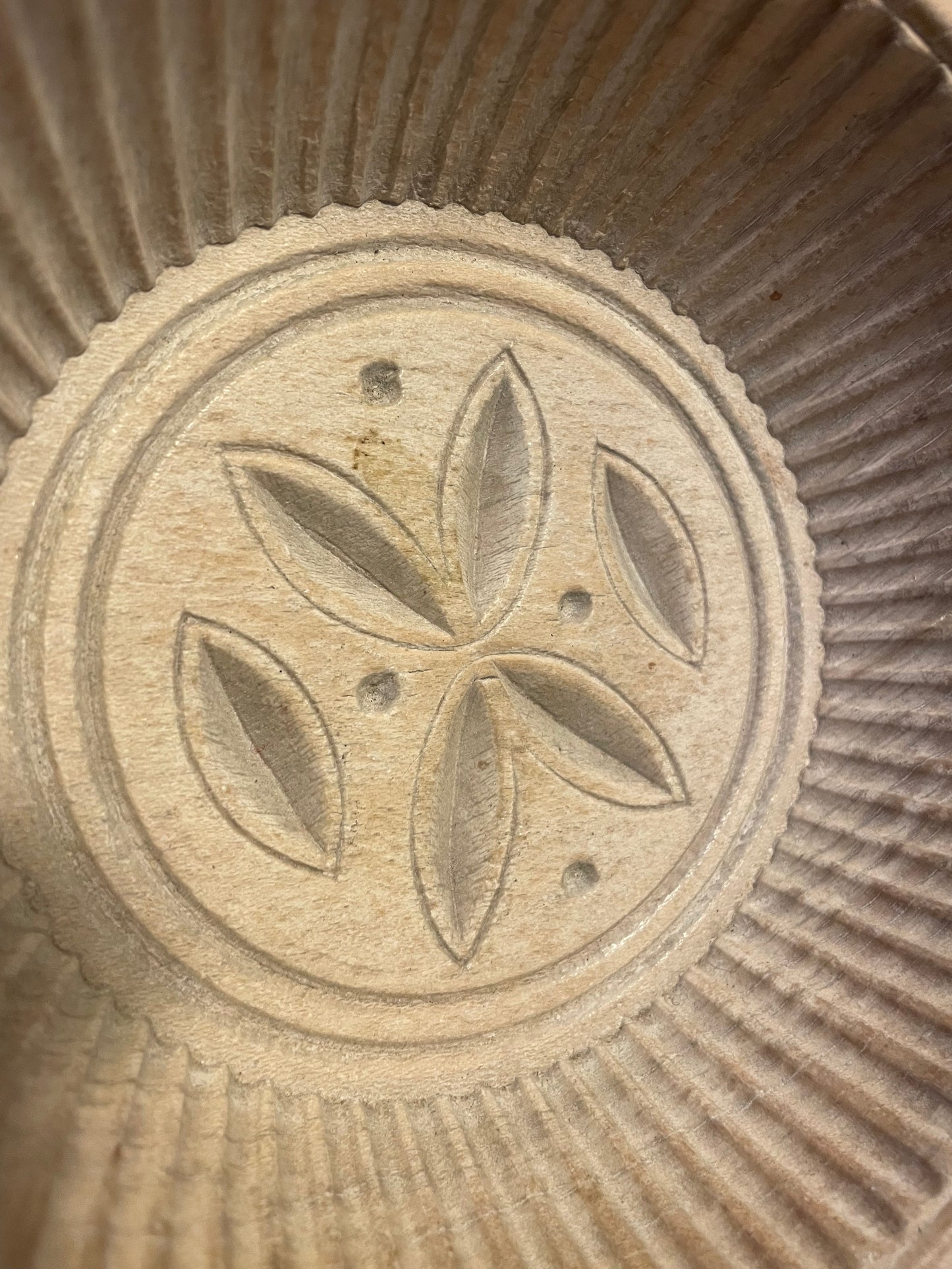 Stampo circolare per burro, primo ‘900, legno, zone Alpine