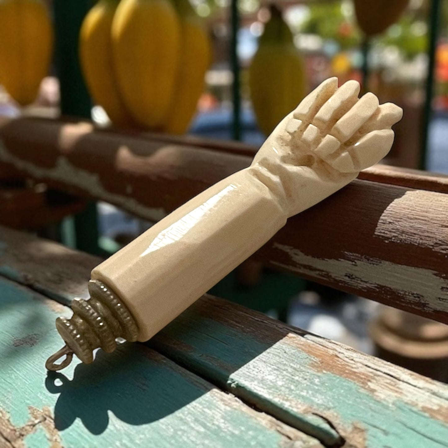 Mano figa amuleto apotropaico intagliato in conchiglia, primo ‘900