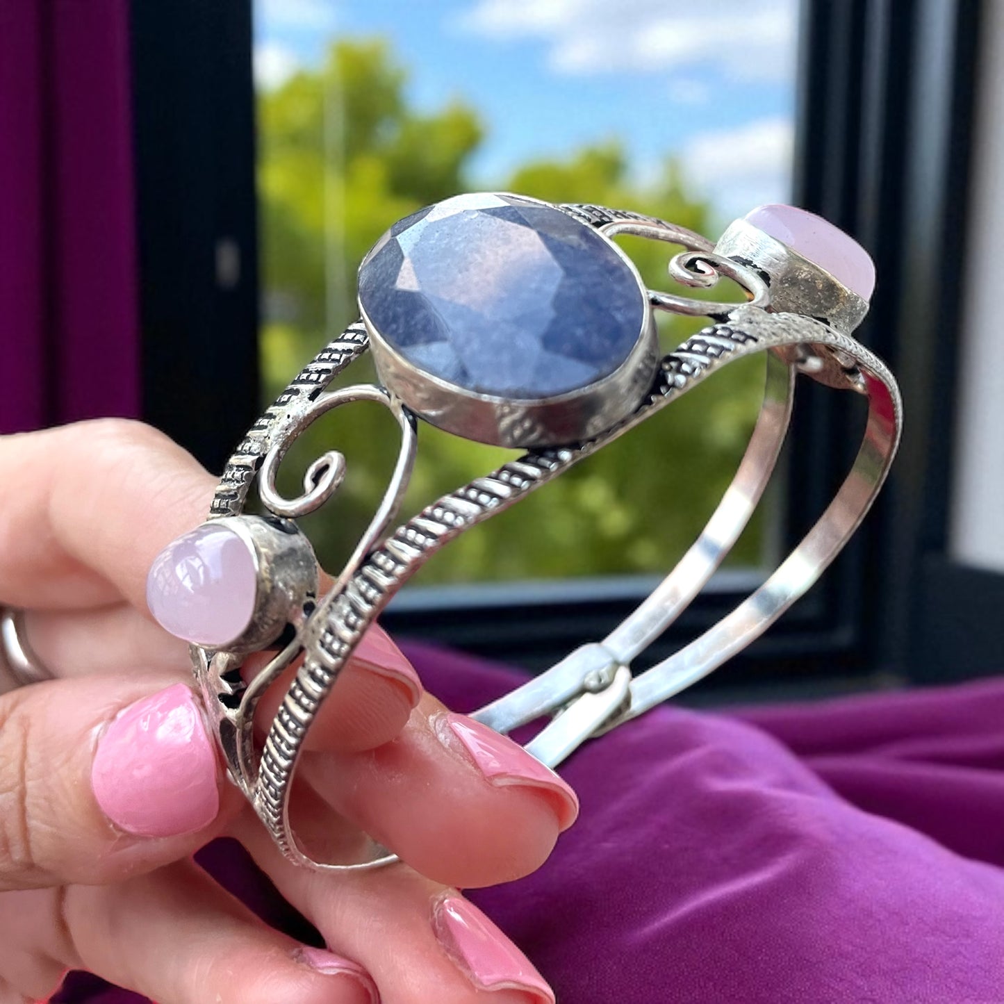 Bracciale semi rigido placcato argento con lapis centrale e due cabochon quarzo rosa