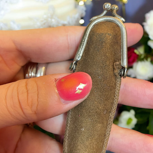 Porta profumo da borsetta, anni 20 con chiusura a bacio, scamosciato, profumeria Malia