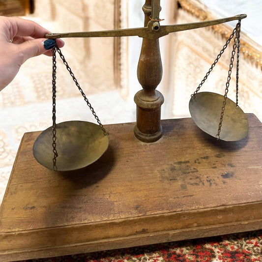 Grande Bilancia con piano ligneo su piedini da drogheria, seconda metà ottocento