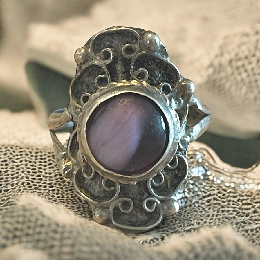 Anello anni ‘50 argento 800 con cabochon in resina e inclusione petalo
