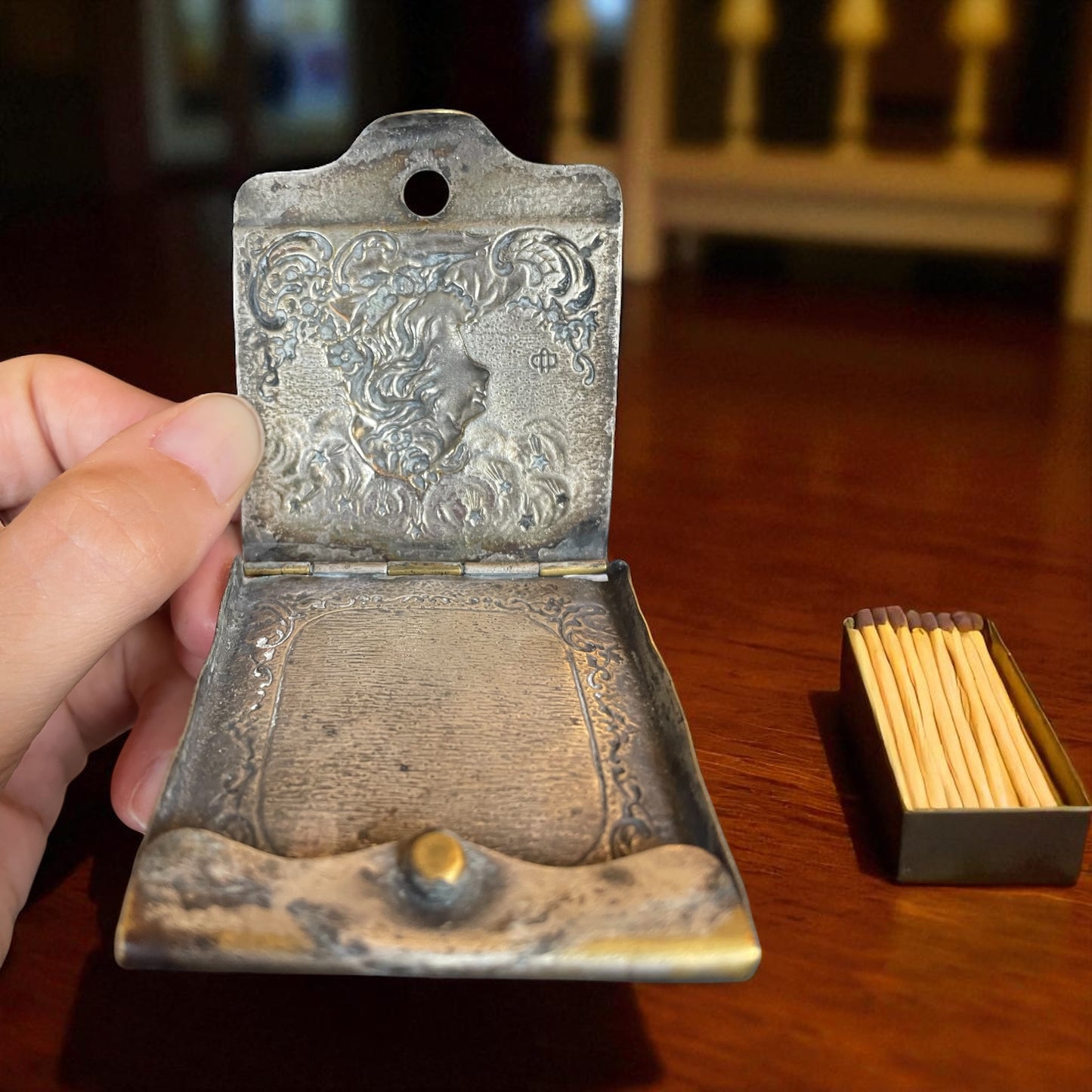Vesta case art Nouveau con profilo di donna tra fiori e stelle cadenti