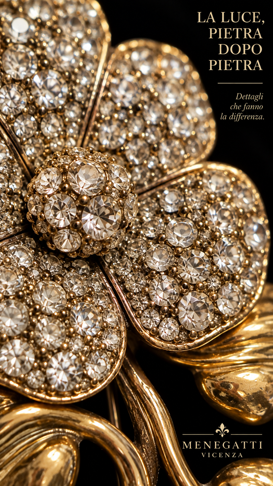 Splendida spilla a guisa di fiore in argento vermeil tempestata di castoni brillanti, II metà ‘900 manifattura vicentina