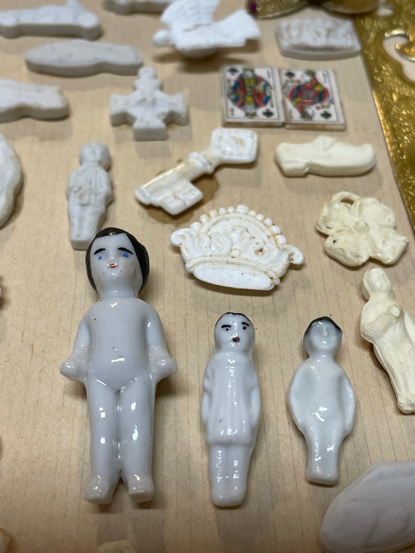 Teca con collezione di fave, dalle Frozen Charlotte ai giorni nostri