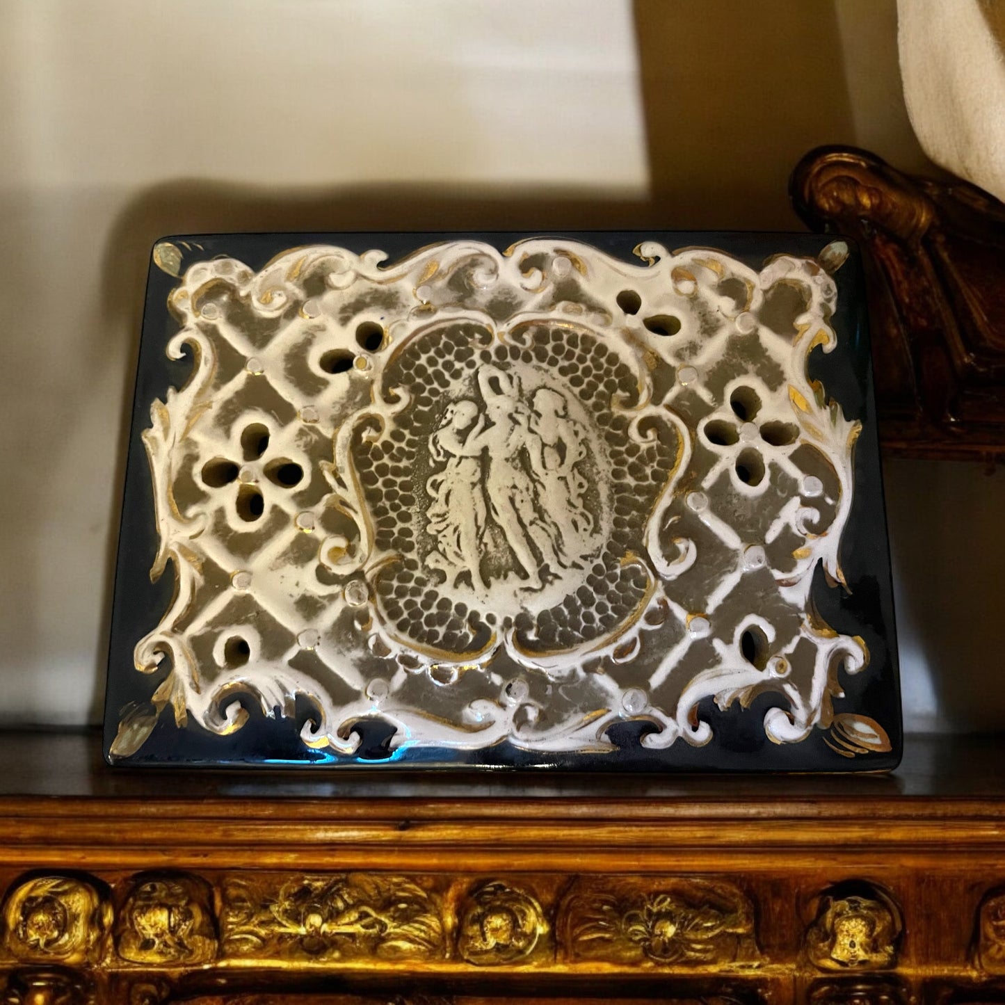 Scatola in porcellana traforata con putti “Cesello” anni ‘50 da essenze