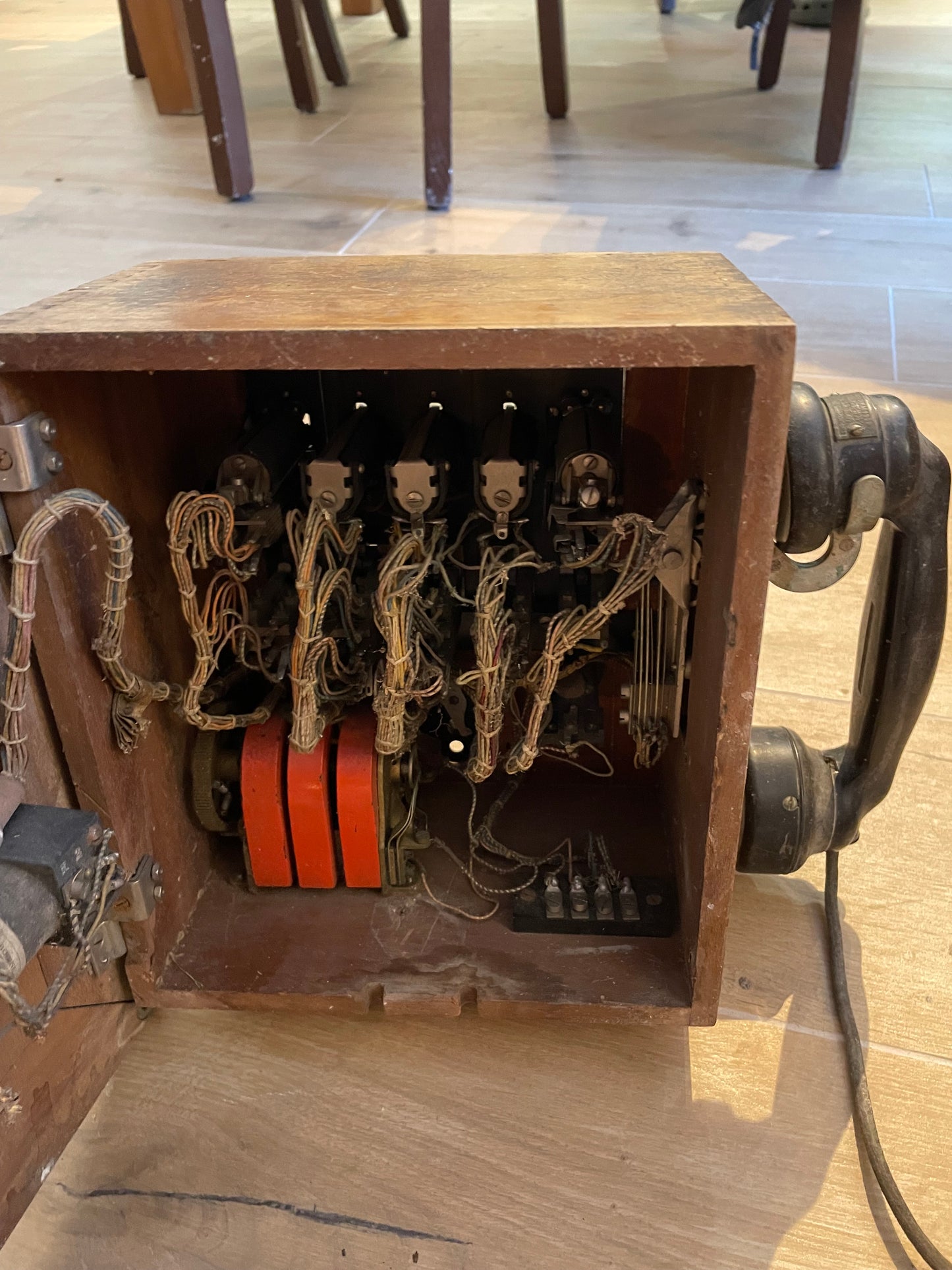 Antico telefono da centralino anni 20 completo di pulsantiere e ricevitore