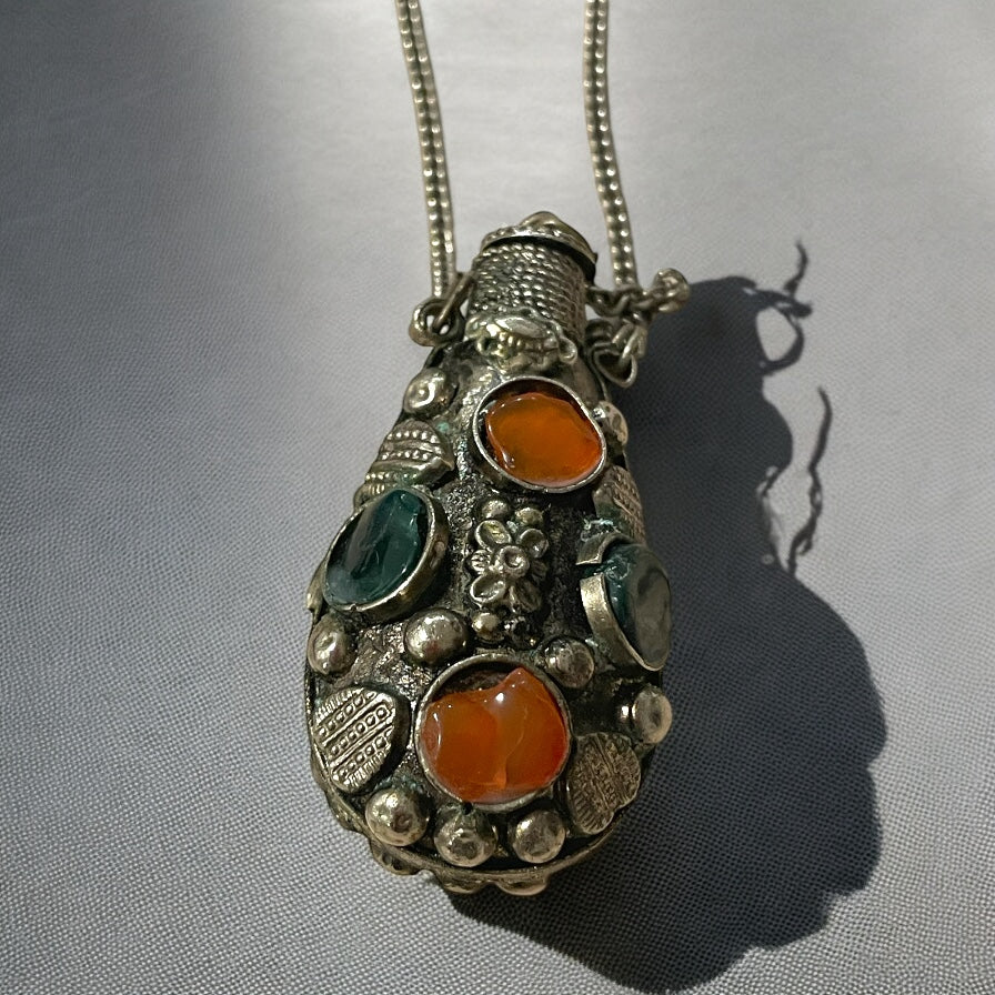 Pendente e collana porta profumo tibetano vintage