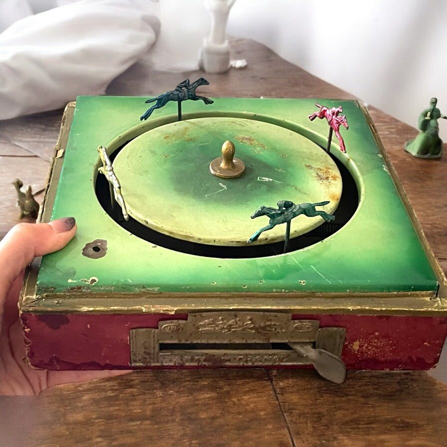 Gioco meccanico della corsa dei cavalli (Horse Racing) primo ‘900, raro, funzionante