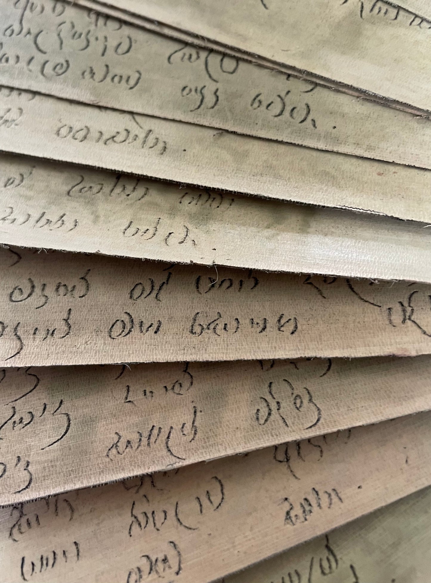 Manoscritto a ventaglio su lamelle di bambù, preghiere buddismo Theravada