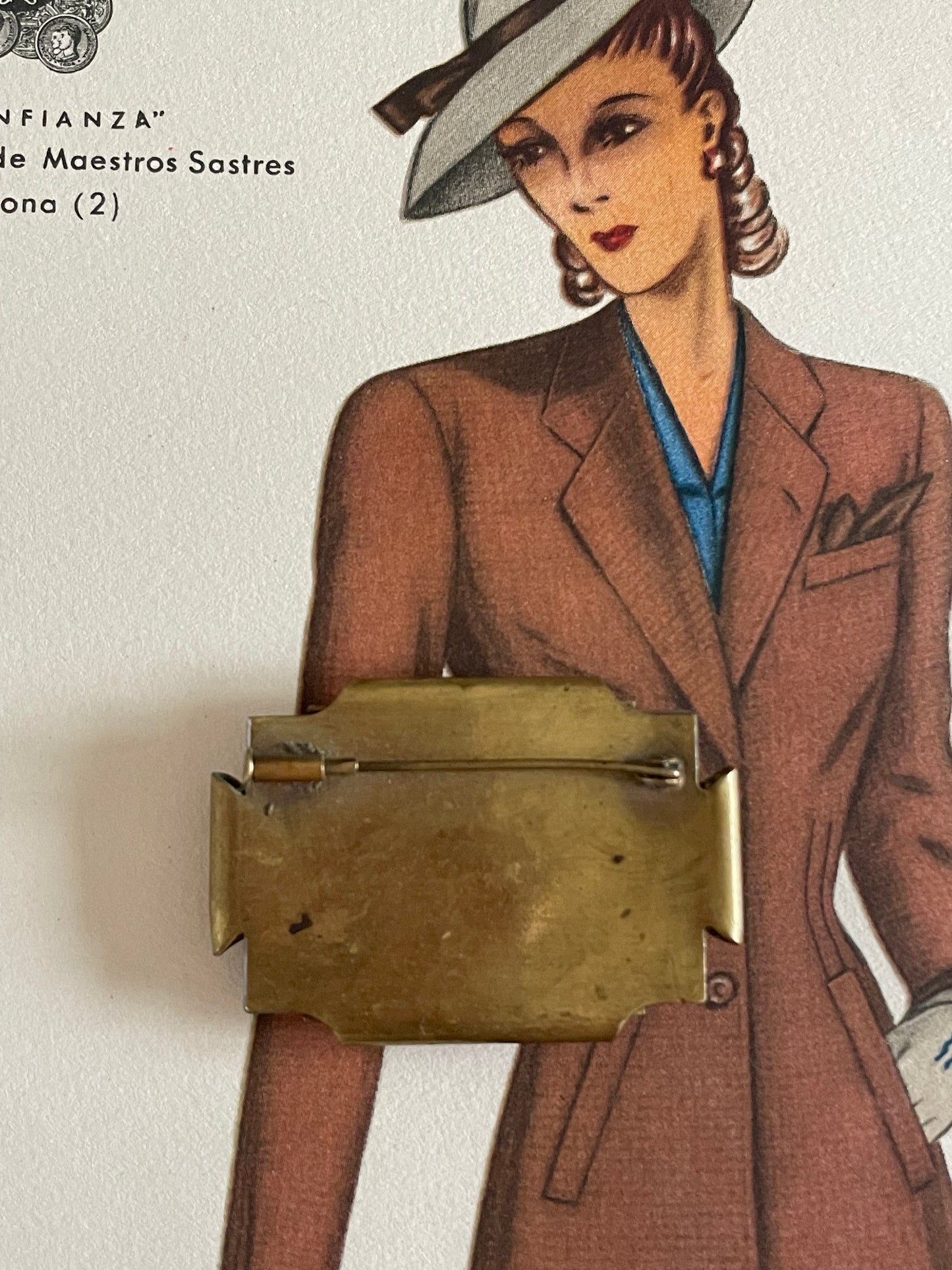 Spilla francese in lucite con formazioni floreali incastonate, fine anni ‘40