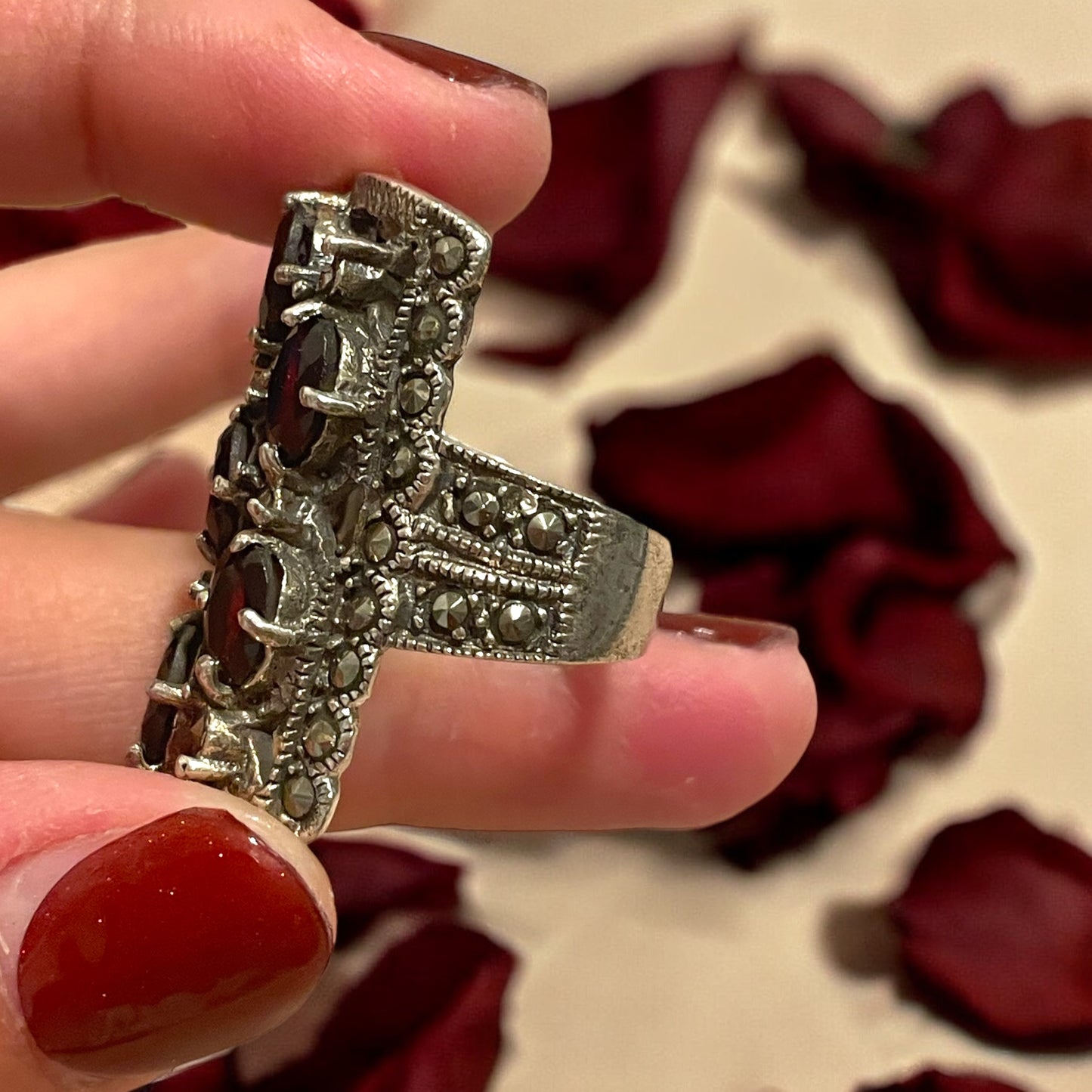 Anello con granati e marcasiti, stile vittoriano, argento