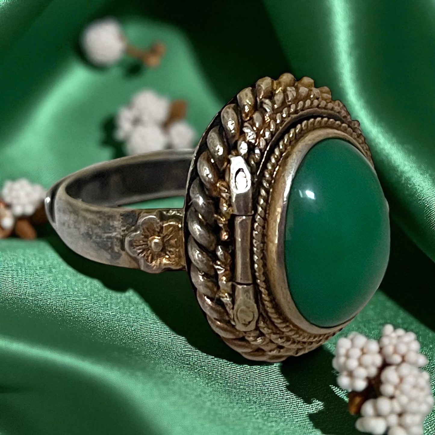 Anello con vano segreto inciso a decori floreali, argento, anni ‘60