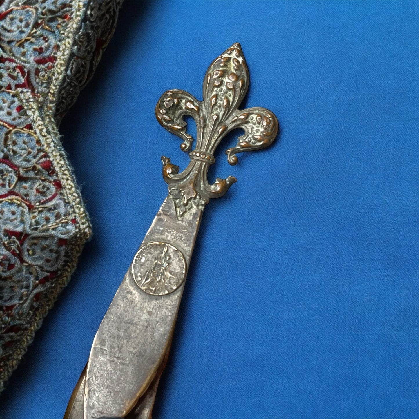 Ferma pagine segnalibro ecclesiastico con fleur de lis, primo ‘900