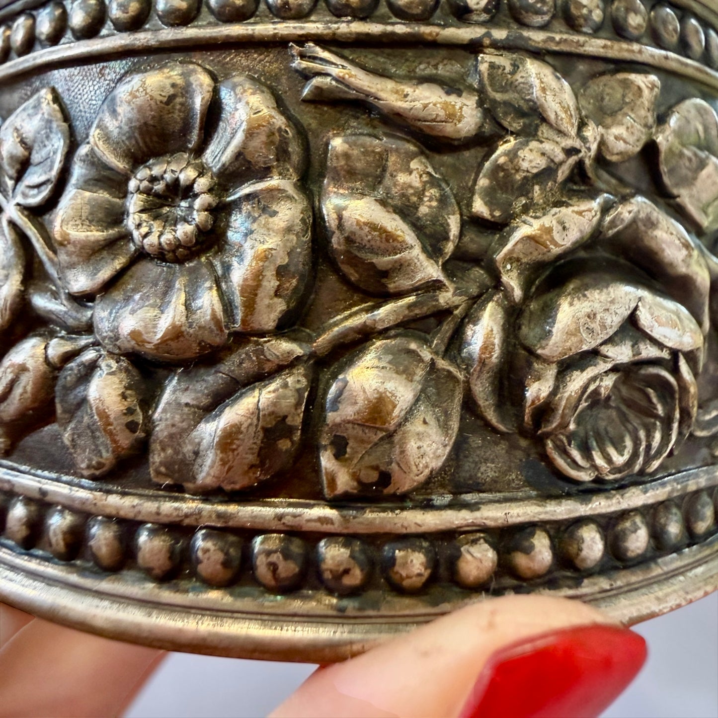 Bracciale romantico floreale rigido a fascione alto, placcato argento, anni ‘40-‘50