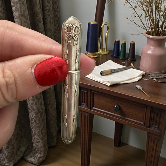 Needle case porta aghi in argento con motivi a nodo e a stelo, Art Nouveau puro
