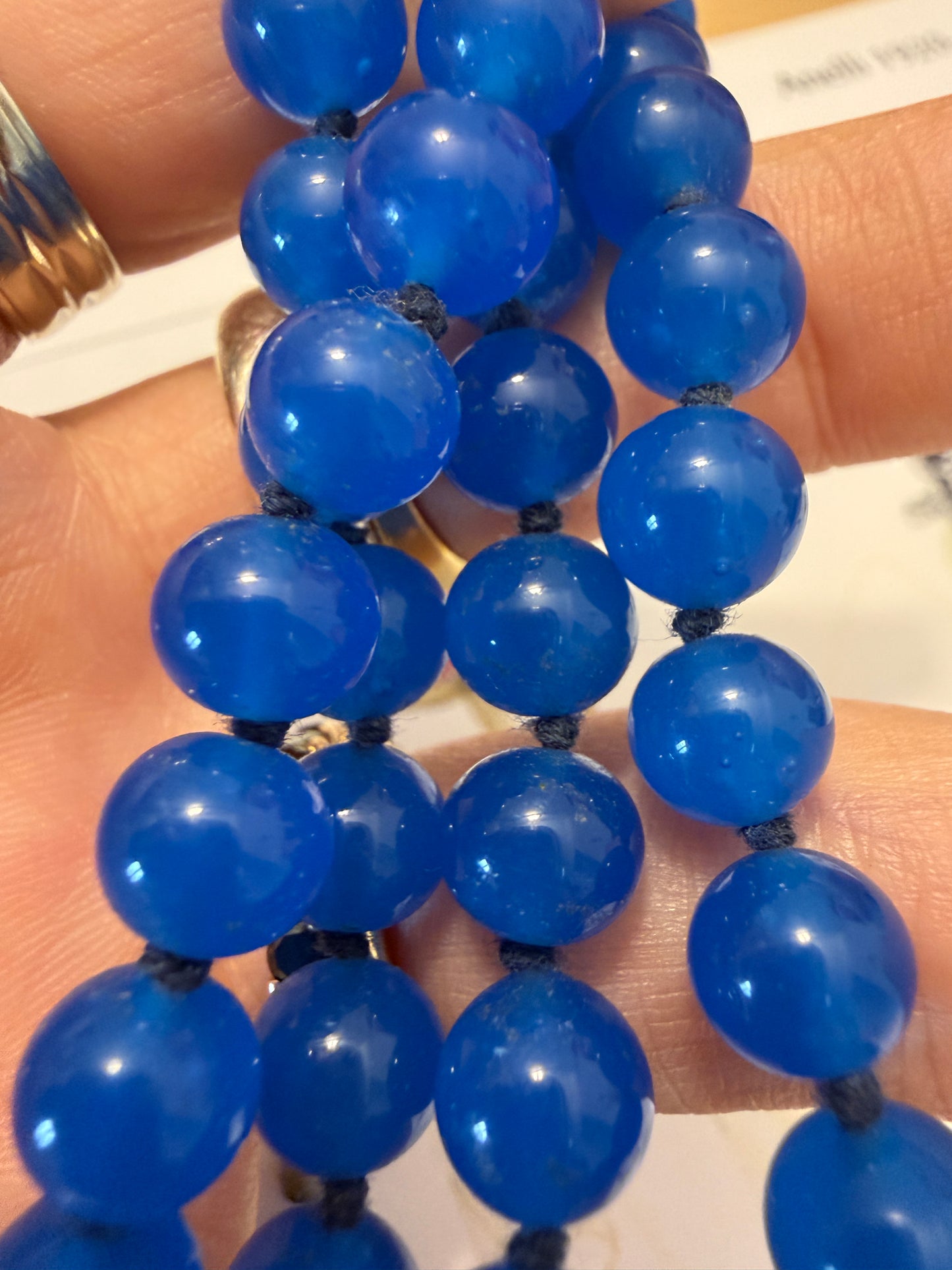 Collana in opalina azzurro/blu annodata ed infilata a mano, anni ‘20, chiusura metallo bianco art déco