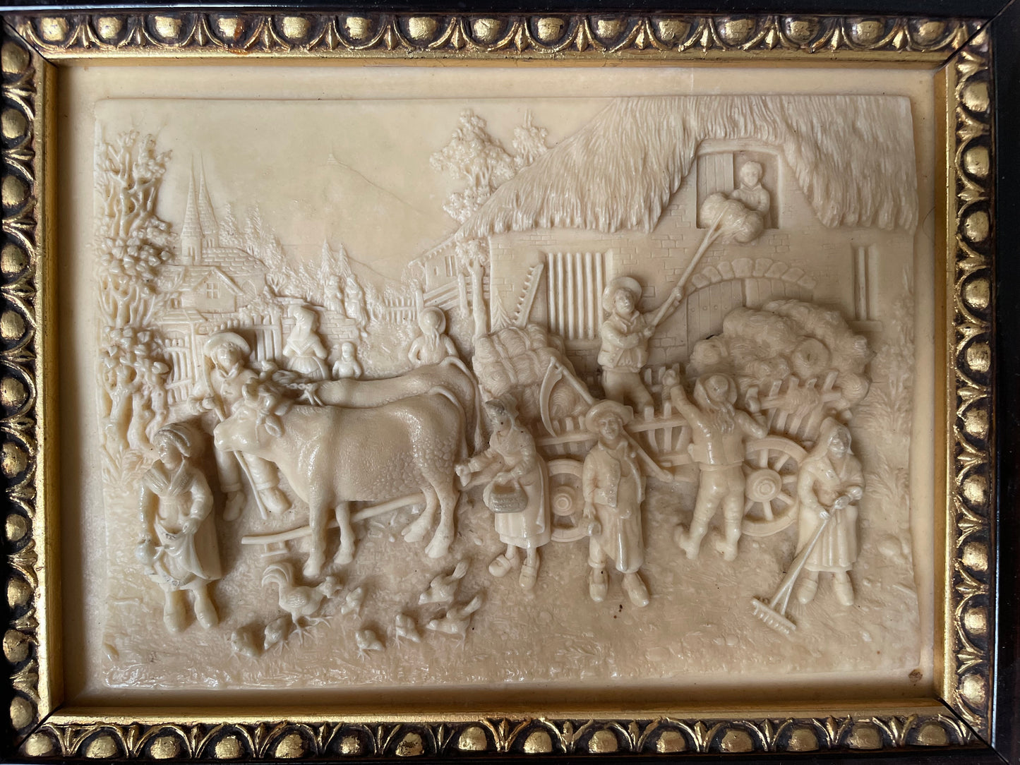 Placca con scena rurale in pietra calcarea, in cornice lignea, tardo ‘800, provenienza fiamminga