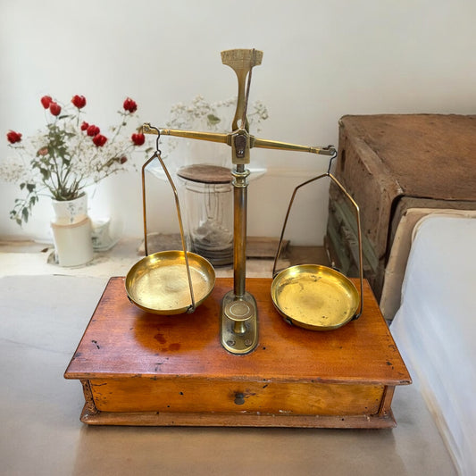 Antica Bilancia da orefice completa di pesiera e lamelle calibrate