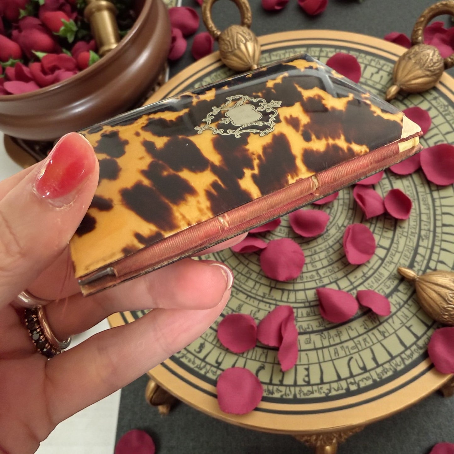 Carnet de bal 1890-1900 in finta tartaruga con matita in osso, semanier e nota spese