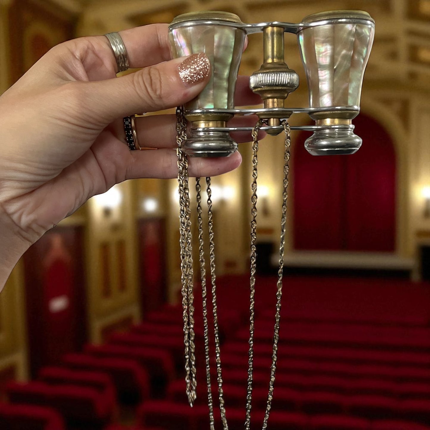 Binocolo da teatro ottone e madreperla con custodia e catenina, 1890-1910