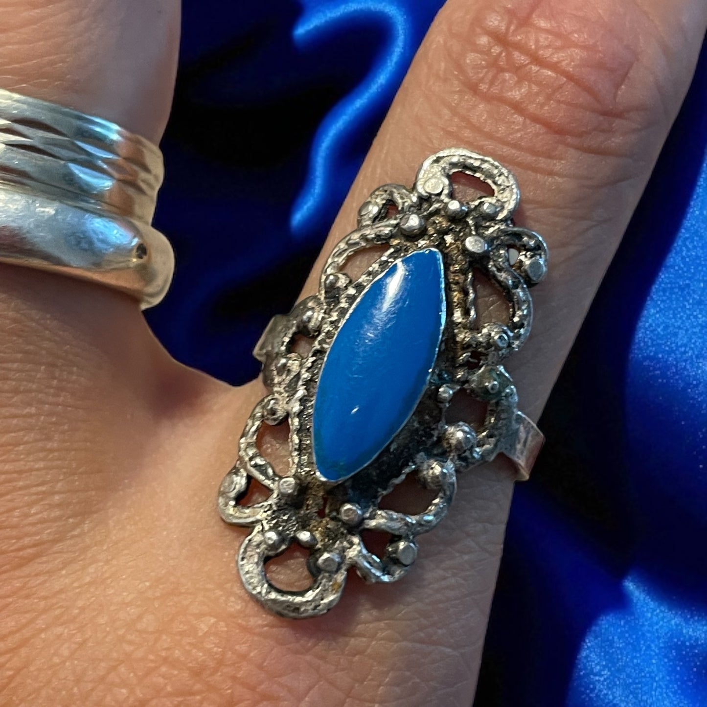 Anello argento revival barocco e smalto blu, anni ‘60