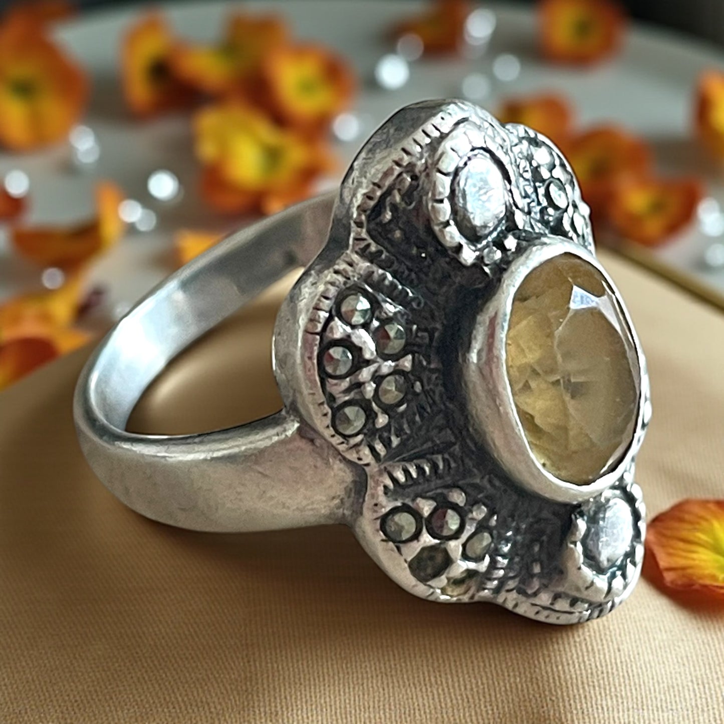 Anello argento, marcasiti e quarzo citrino centrale