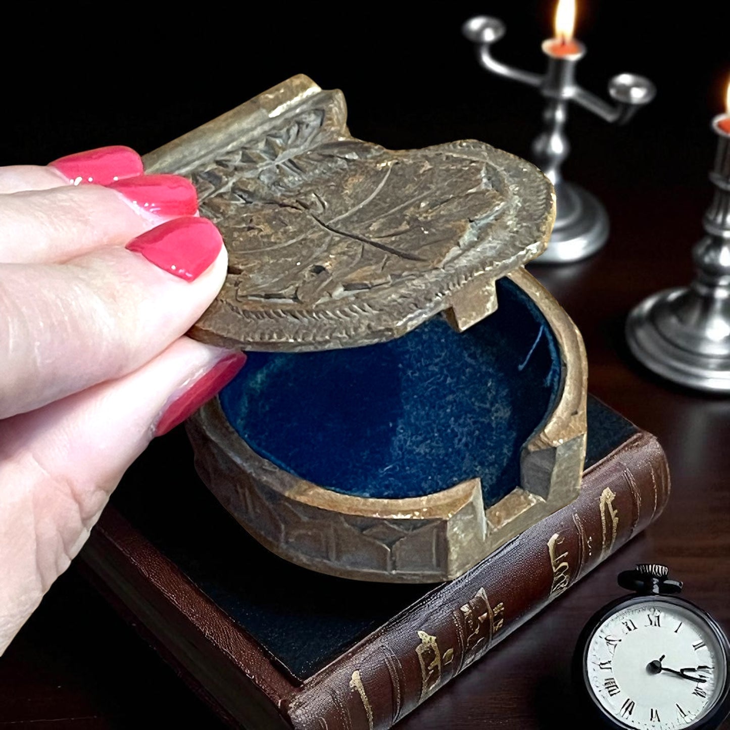 Porta orologio intagliato a mano con motivo fogliato, fine ‘800