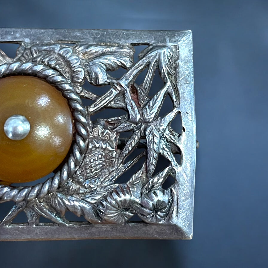 Spilla in argento punzonato con cabochon in resina, art déco anni ‘40, firmata Flam