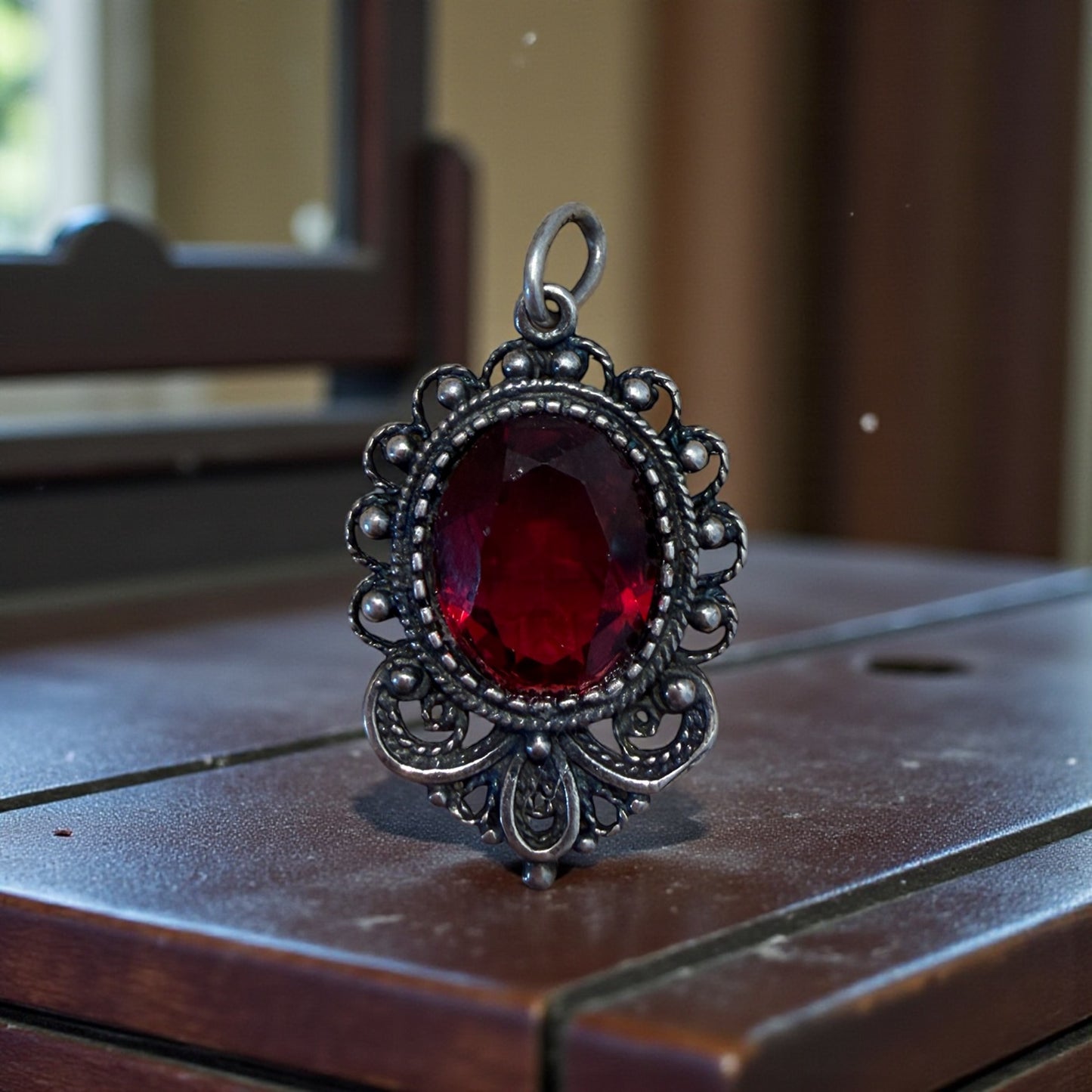 Pendente in argento con cabochon sfaccettato rosso profondo, stile vittoriano