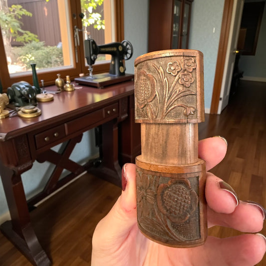 Needle case Alpino in legno intagliato, custodia per aghi fine ‘800