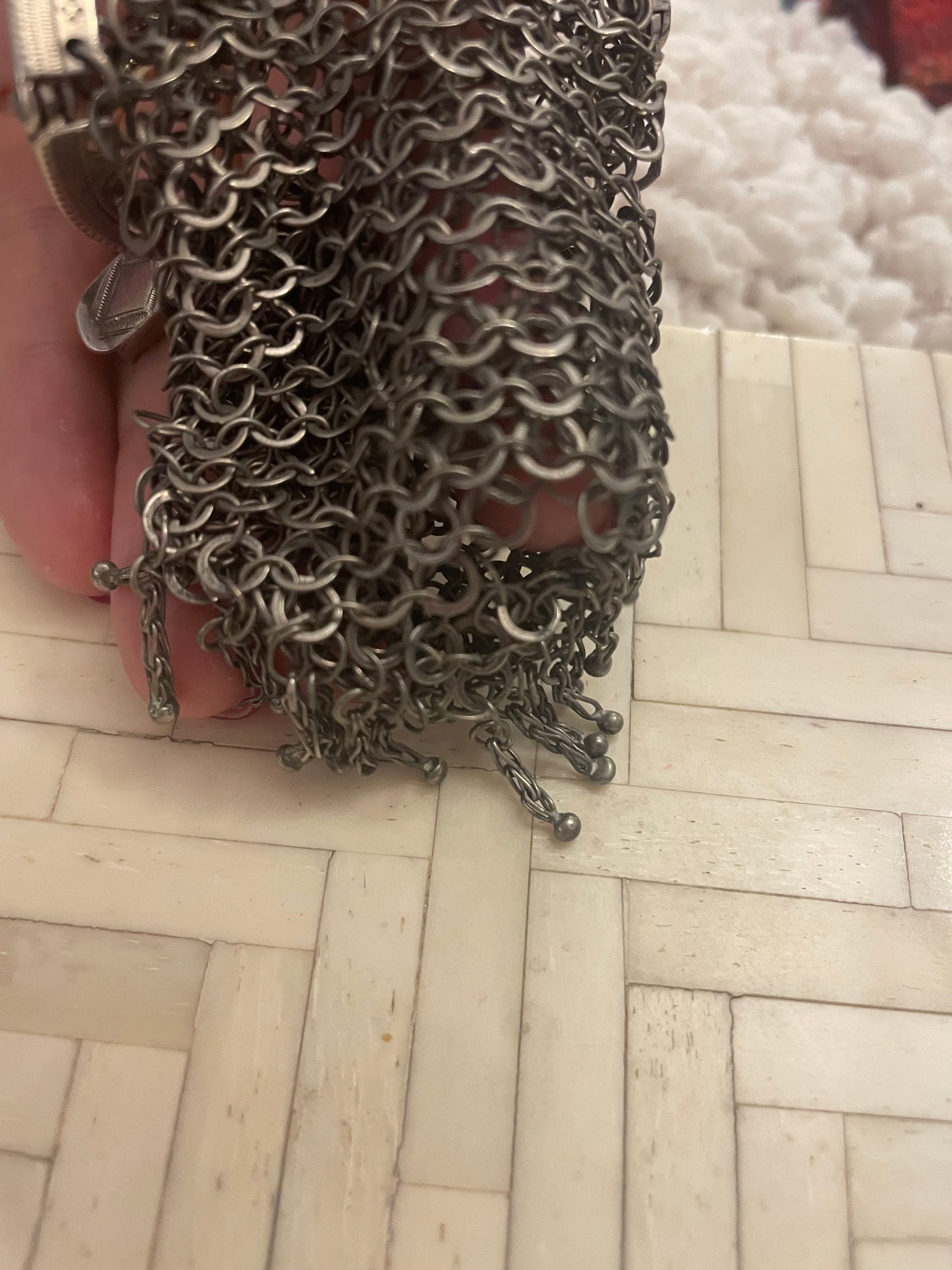 Porta monete in argento fine ‘800 - primo ‘900, finemente inciso, doppio scomparto