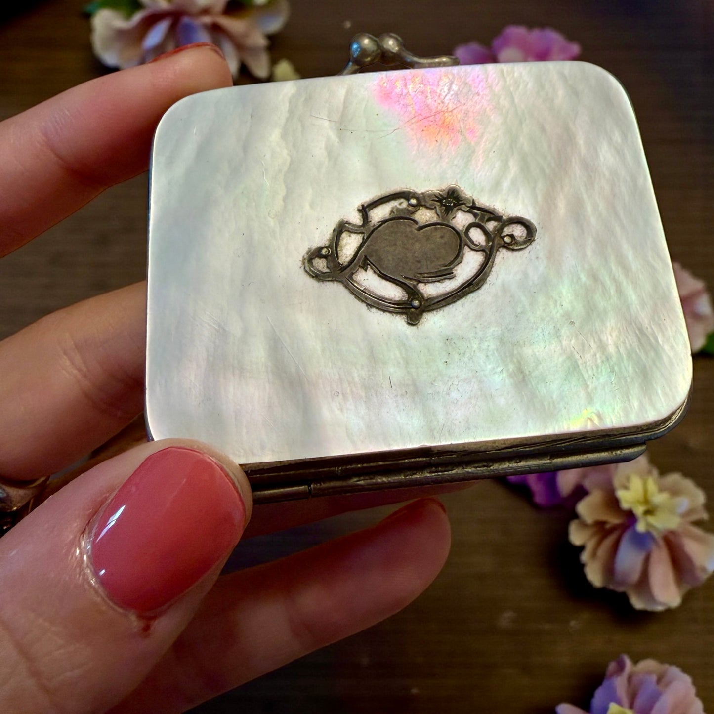 Antico porta monete Liberty anni ‘10-‘20 in madreperla, a scomparti, con fregio e chiusura argentati