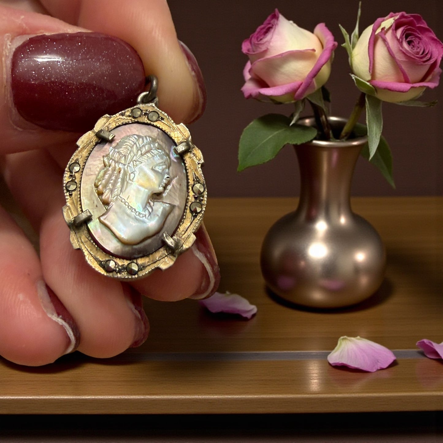 Piccolo cammeo in argento e marcasiti su madreperla, finissimo, primo ‘900