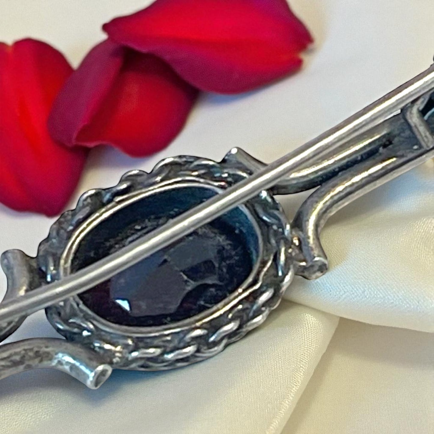 Spilla in argento con granato ed inclusione naturale, ca fine anni ‘40